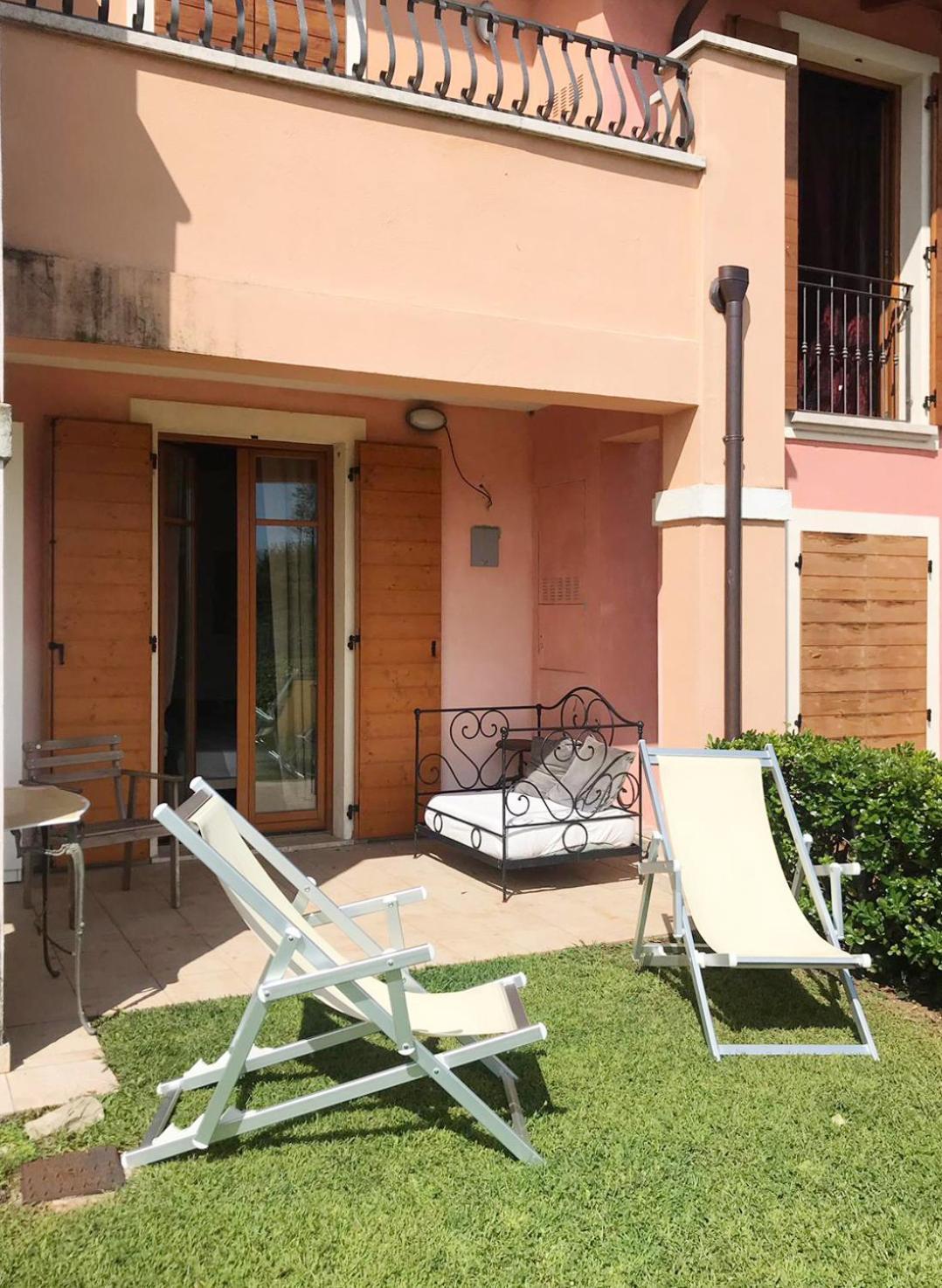 The Flowers - Apartments With Private Garden In Residence With Pool Manerba del Garda Kültér fotó