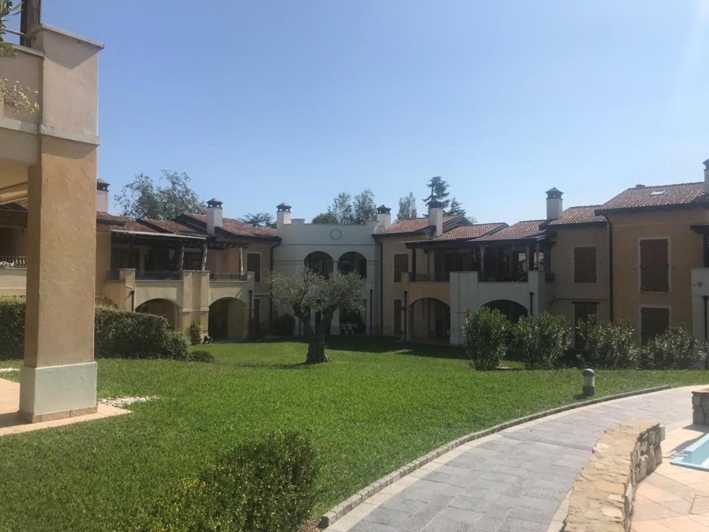 The Flowers - Apartments With Private Garden In Residence With Pool Manerba del Garda Kültér fotó