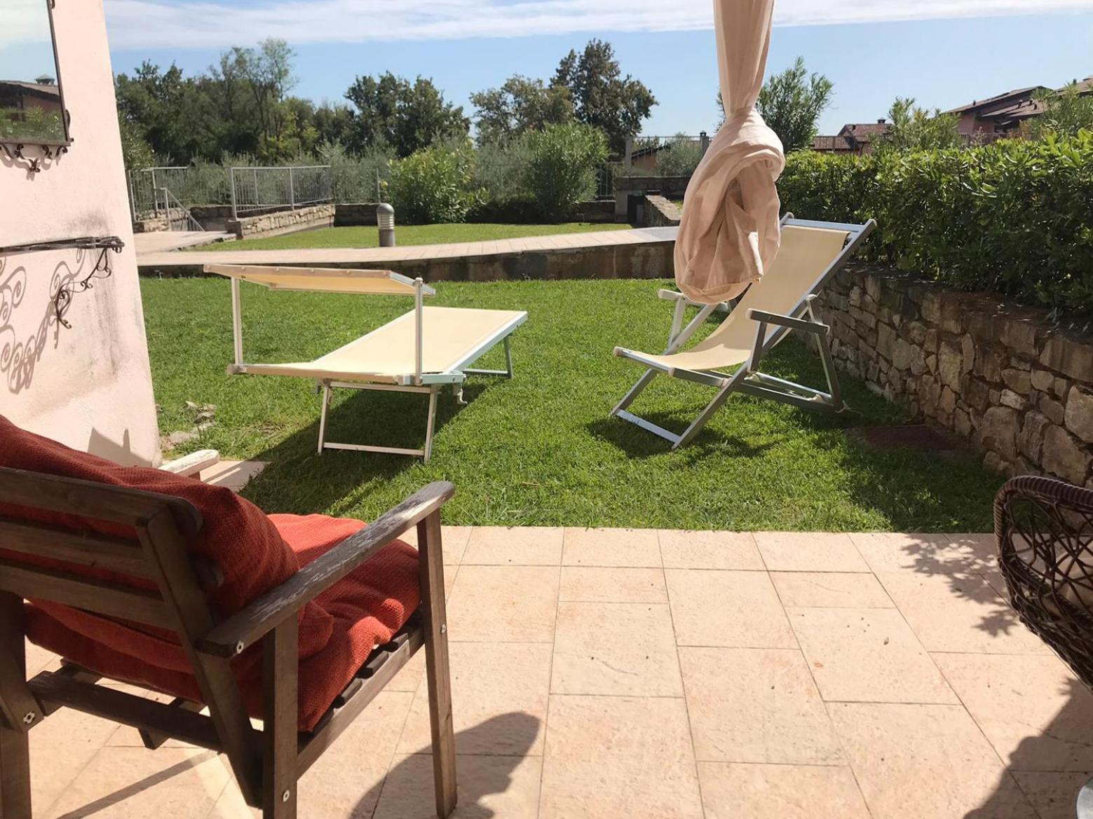 The Flowers - Apartments With Private Garden In Residence With Pool Manerba del Garda Kültér fotó