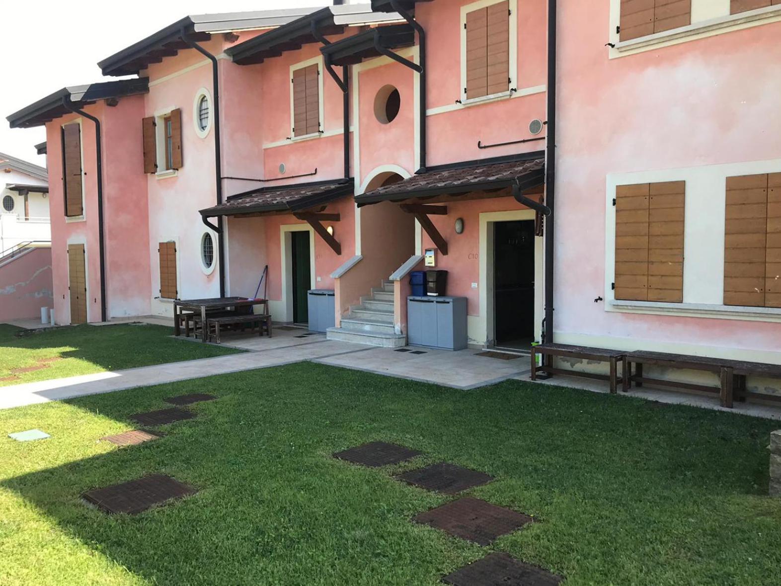 The Flowers - Apartments With Private Garden In Residence With Pool Manerba del Garda Kültér fotó