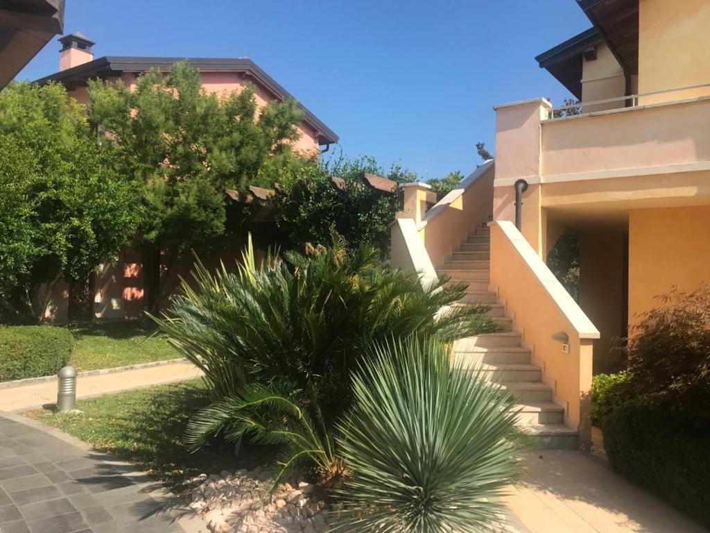The Flowers - Apartments With Private Garden In Residence With Pool Manerba del Garda Kültér fotó