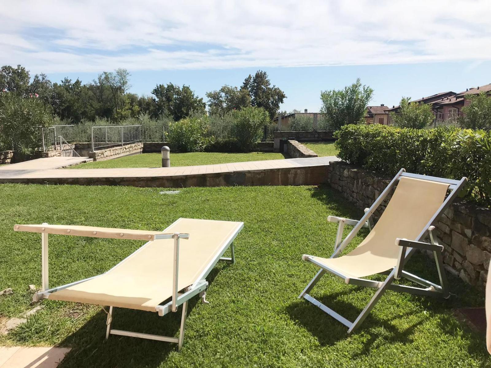 The Flowers - Apartments With Private Garden In Residence With Pool Manerba del Garda Kültér fotó