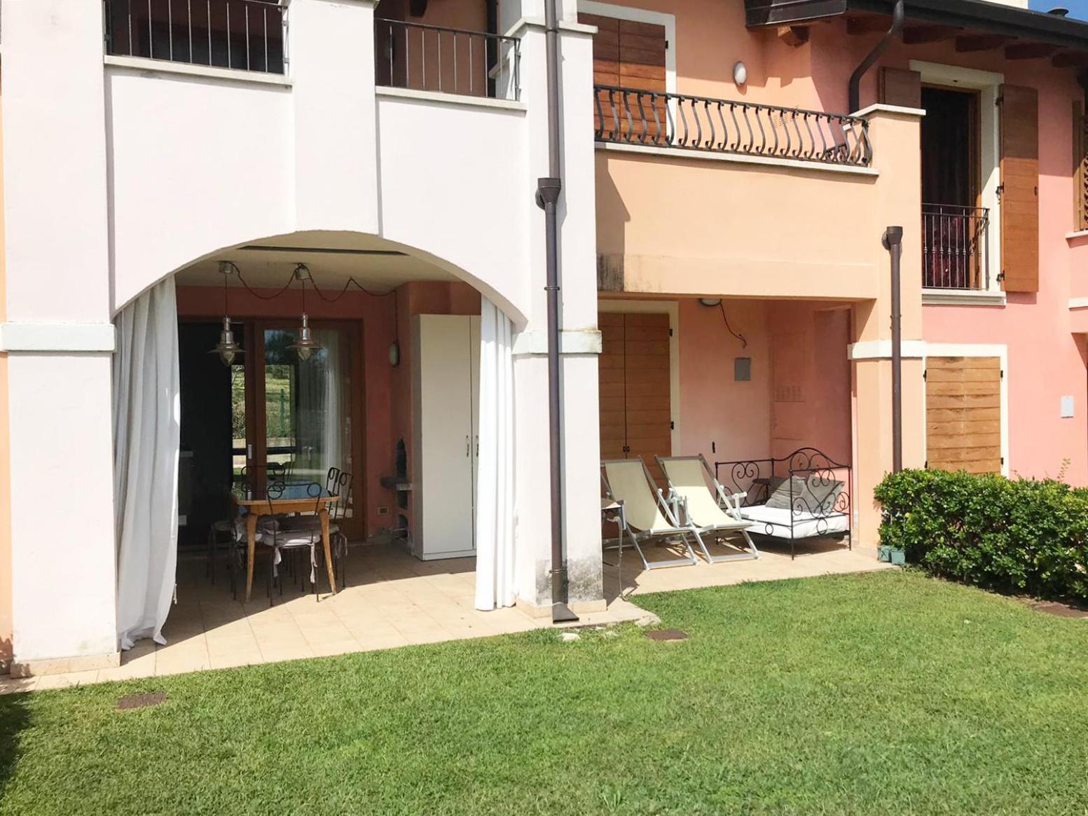 The Flowers - Apartments With Private Garden In Residence With Pool Manerba del Garda Kültér fotó