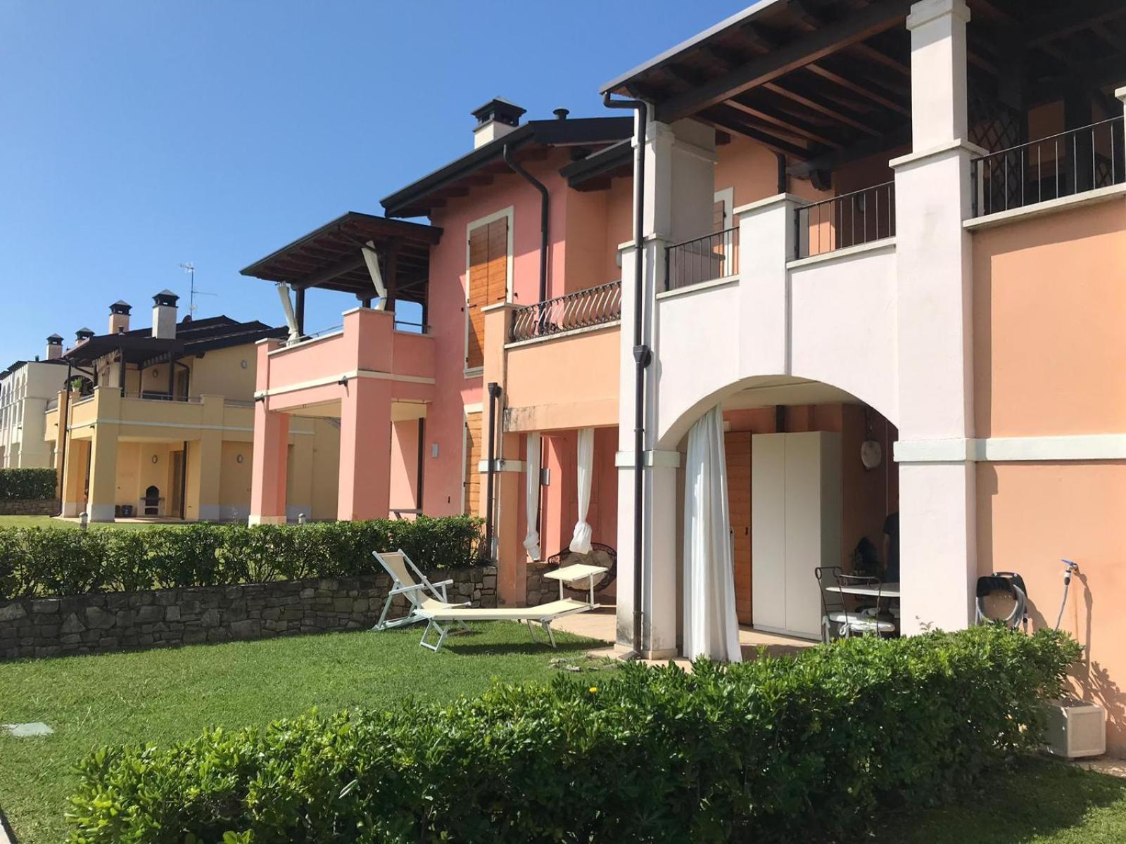The Flowers - Apartments With Private Garden In Residence With Pool Manerba del Garda Kültér fotó